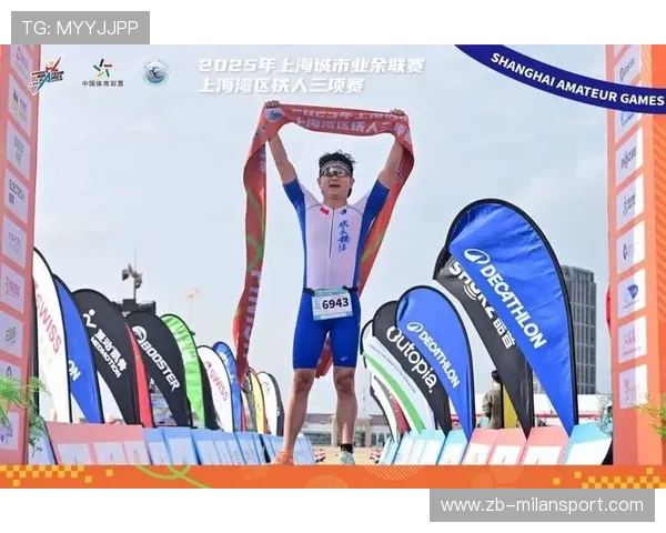 铁人三项选手体能爆表,冲线后依然能接受采访 铁人三项选手体能爆表,冲线后依然能接受采访